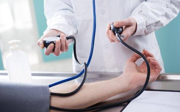 症状|“尿毒症”早期，身体可能发出这3个“信号”，大部分人忽略了