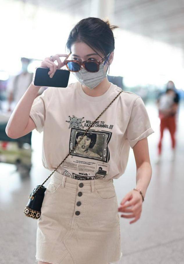 张雪迎 张雪迎：T恤的百搭风配牛仔裙或者短裤，显S型身材，时髦又减龄！