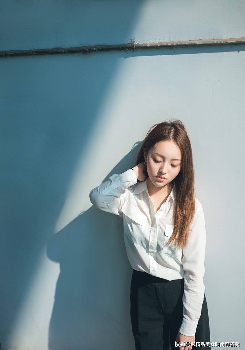 的比例|白色的衬衫搭配黑色的西裤,干练又时尚