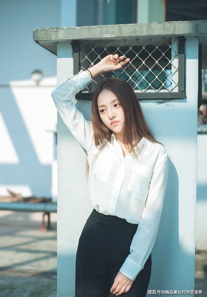 的比例|白色的衬衫搭配黑色的西裤,干练又时尚