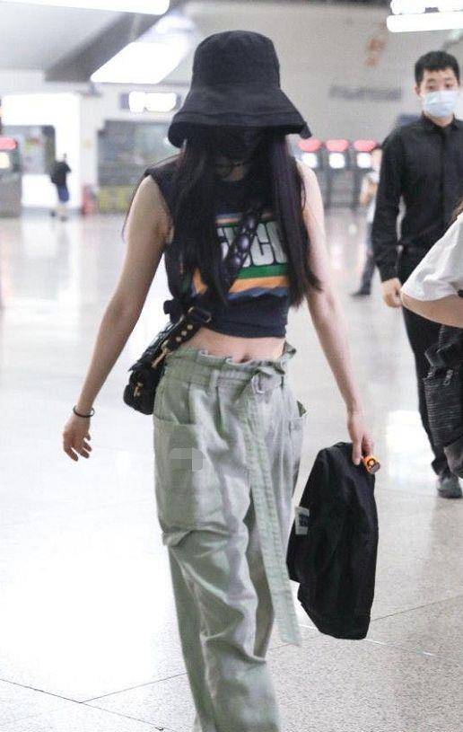 全靠 杨幂“少女”全靠营销,生图照被公开,就是34岁普通女人