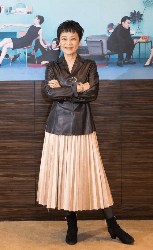 套装 66岁张艾嘉无惧衰老，穿雾霾蓝套装素颜出镜，每条皱纹都藏着优雅