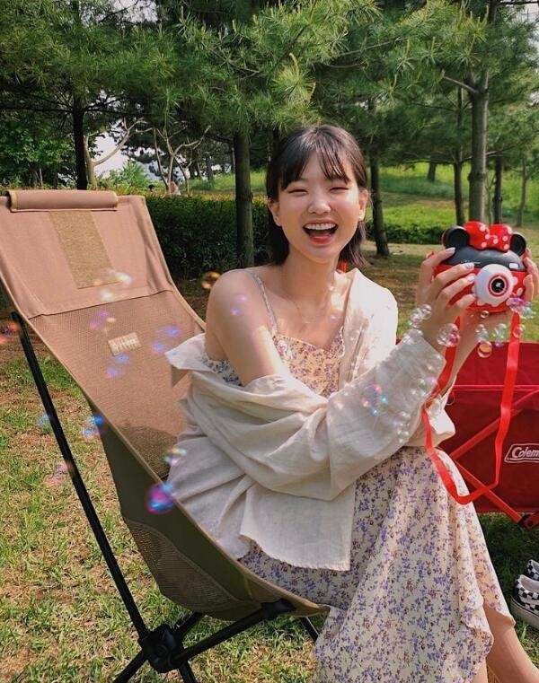 时尚走活力少女路线的ins博主 穿搭格外偏爱浅色和亮色系