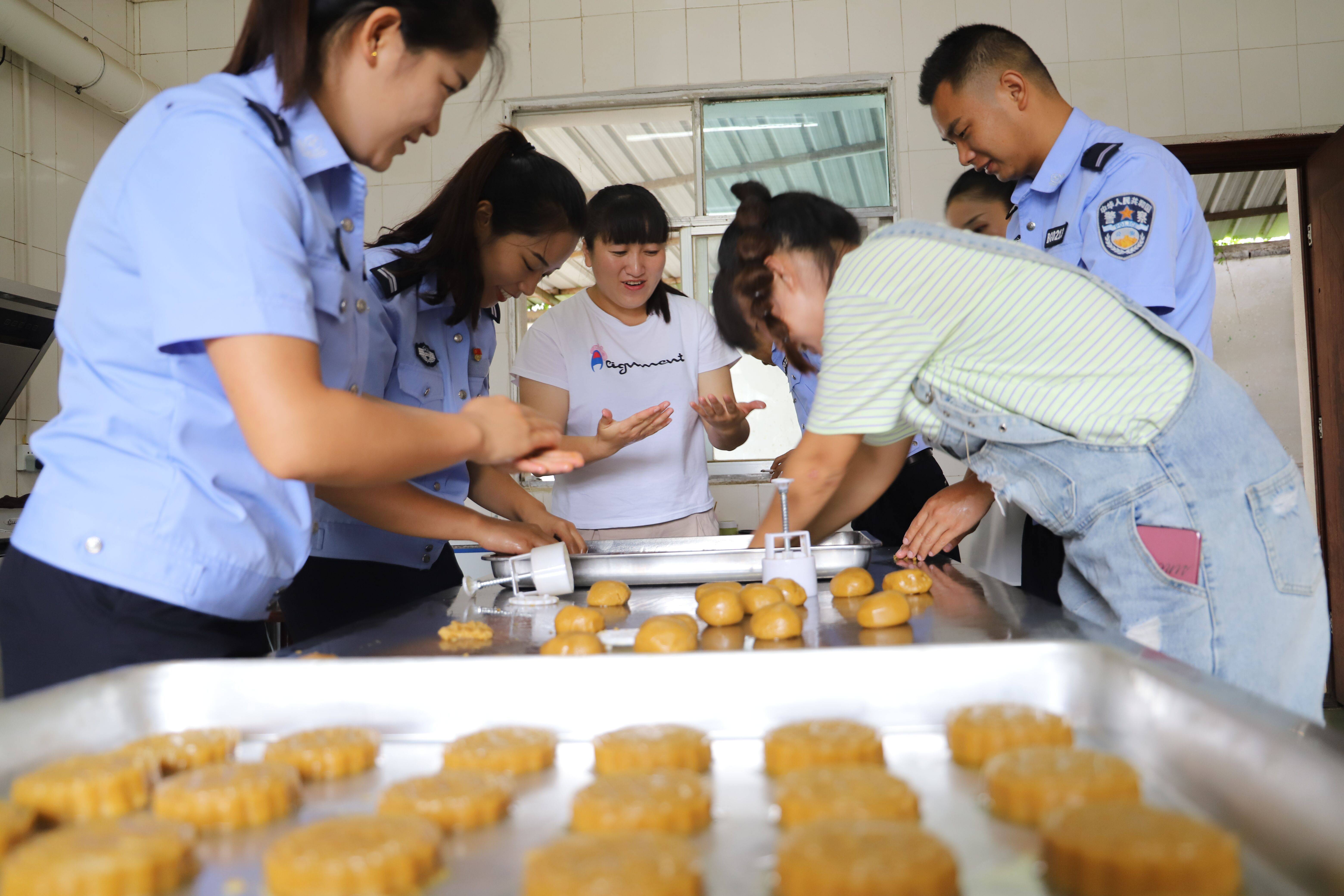 食品|继“喝11瓶奶”事件后,又有学校保安没收月饼,扔了一地让人心疼
