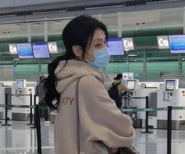 漂亮 周涛被刻意美化成气质女神,素颜很大众并不漂亮,就是普通老人!