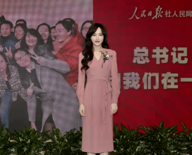 身材 唐嫣放下巨星架子！穿休闲装接女儿放学，娃才一岁多就到妈妈膝盖