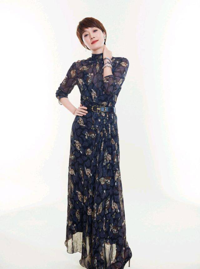 黑色 马伊琍的“高级感”太强了，黑色连衣裙端庄稳重，简约大气太迷人