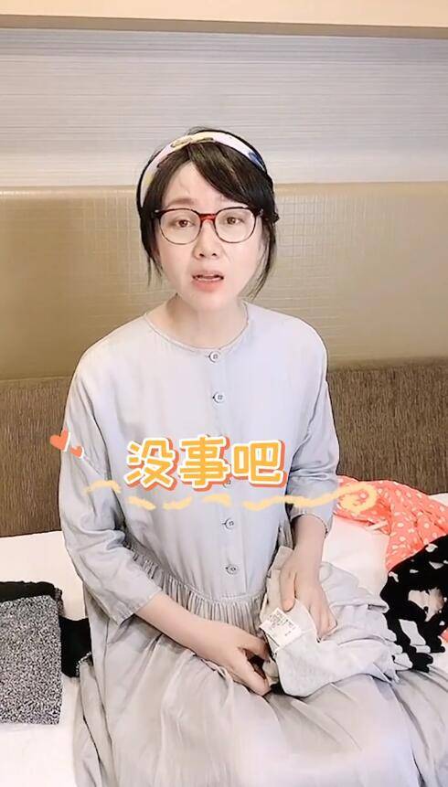 闫妮 闫妮生活照曝光，穿长裙戴头箍打扮甜美，50岁纯素颜比女儿还年轻