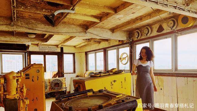 黑色 “德华姑姑”罕见扮嫩,吊带裙配白T恤时髦大方,46岁素颜真减龄