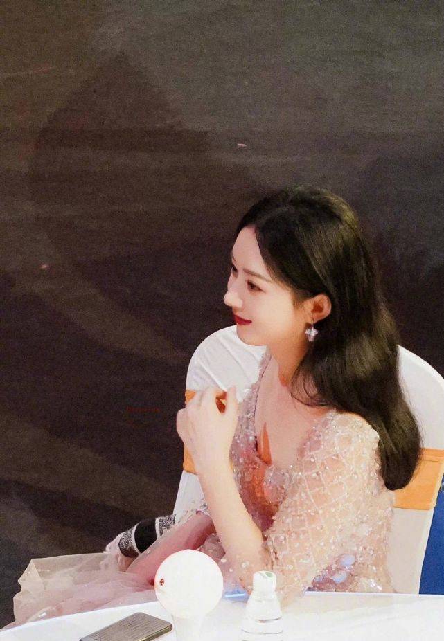 高定 赵丽颖成晚会最大赢家！穿高定礼服表演节目，其他明星都比不了
