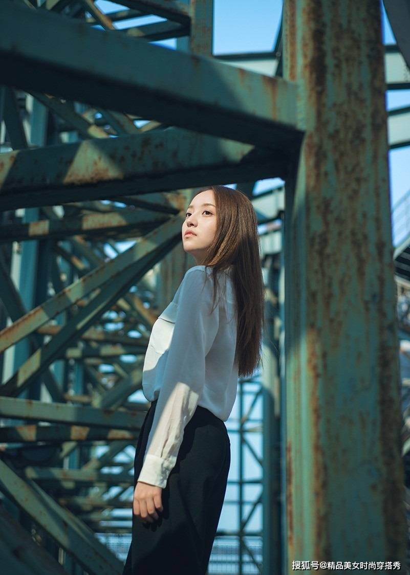 的比例|白色的衬衫搭配黑色的西裤,干练又时尚