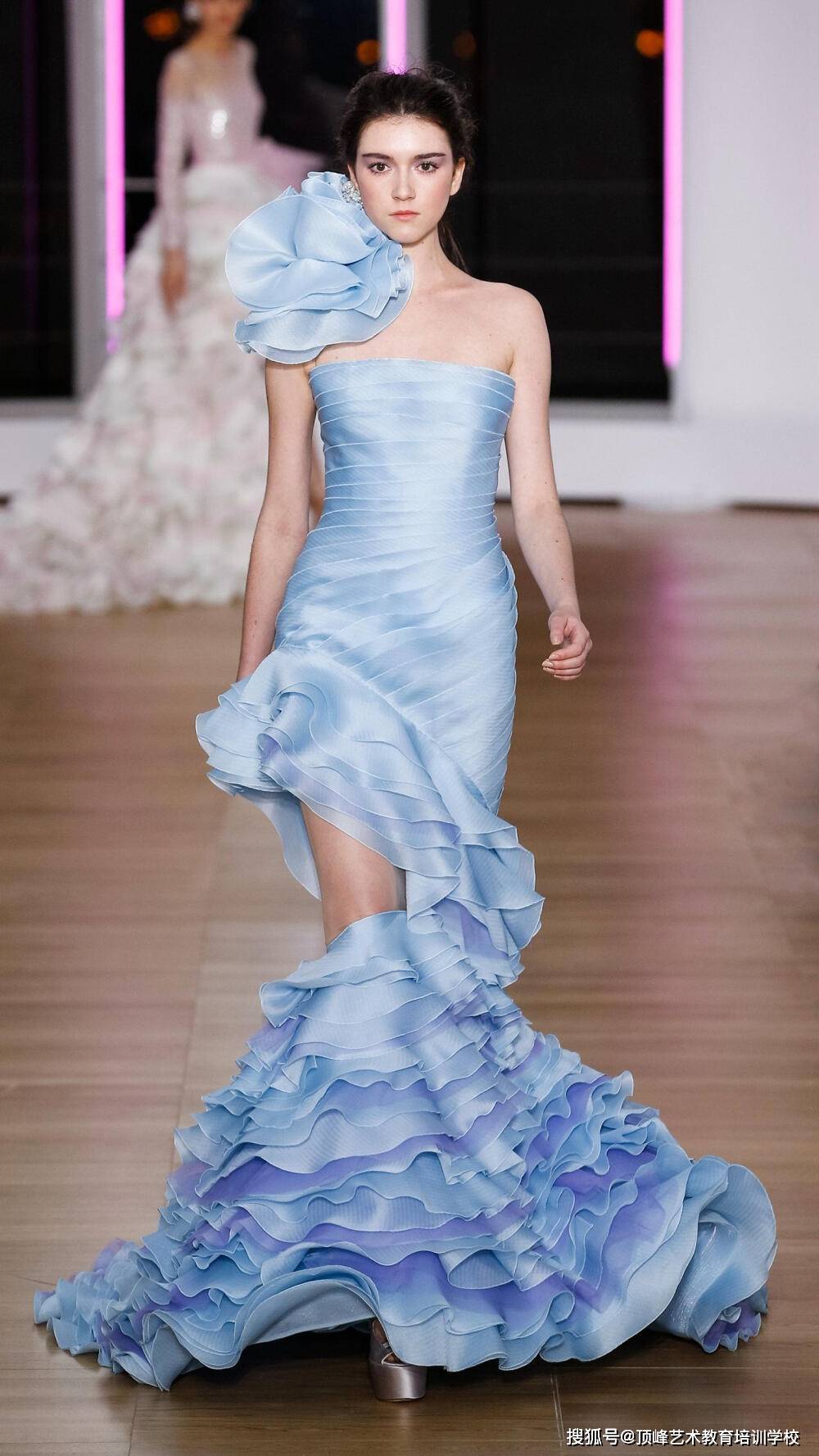 米色 告别庸俗,跟顶级模特学穿衣着装色彩搭配原则_顶峰模特培训学校/潍坊模特培训