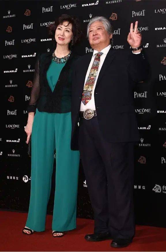 出圈 洪金宝混血老婆太惊艳，穿绿色连体裤配衬衫高贵又大气，美出圈了