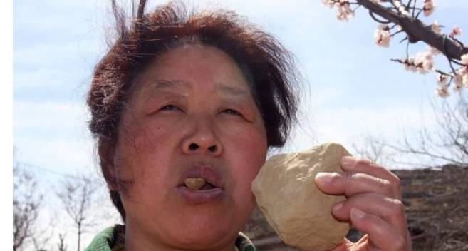 樊大妈|村妇50年吃了5吨土,从小把土当零食吃,医生说了3个字