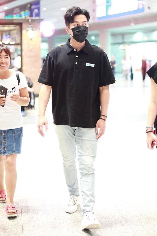 灰白色 刘恺威不愧是“叔圈典范”，机场同框魏大勋也不输气质，成熟稳重