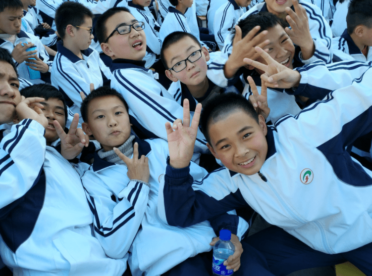 食堂|初中不允许学生带零食,学校门口零食扔一地,对此网友意见不一