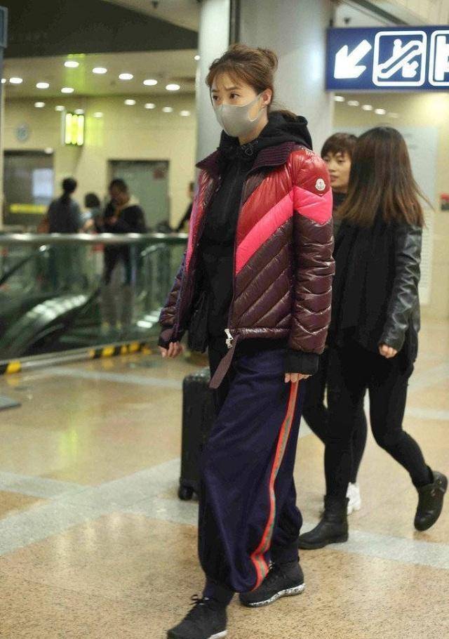 何有强蒋欣穿同套羽绒服套装，只是换错发型，网友：少女秒变土气大妈