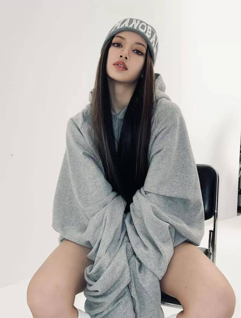 lisa金晓钟造型太离谱，lisa被嘲发际线堪忧？