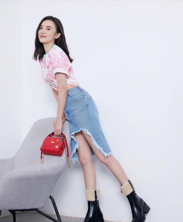 身材 真正见过大场面的女人,很少会穿T恤短裤,看宋佳就知道了