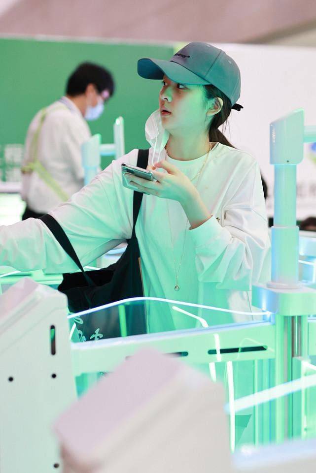 身材 黄多多真长大了，穿卫衣配短裤显得挺成熟的，不像15岁的样子