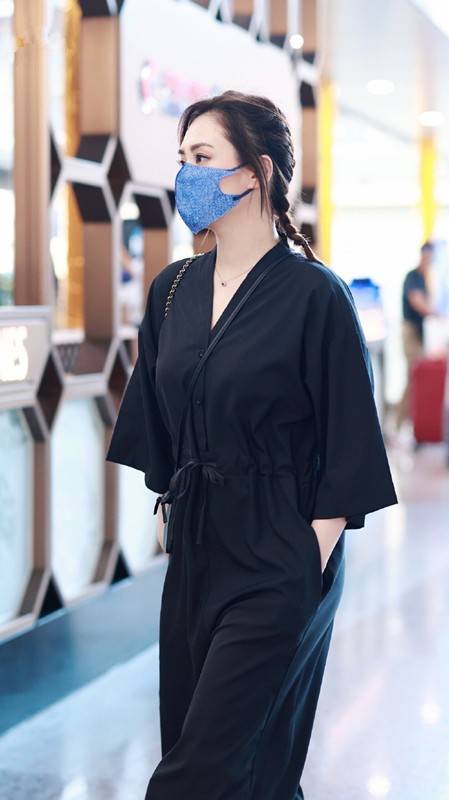 视觉 阿娇的40岁也太美好了,一身黑打扮虽很简单,气质高级比少女耐看