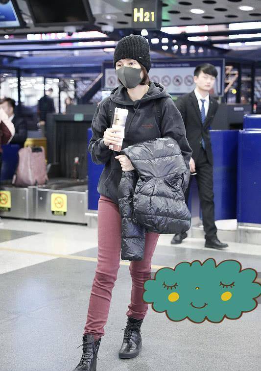 卫衣 袁泉外穿连帽卫衣,搭配酒红色裤子,这身减龄打扮好显气质!