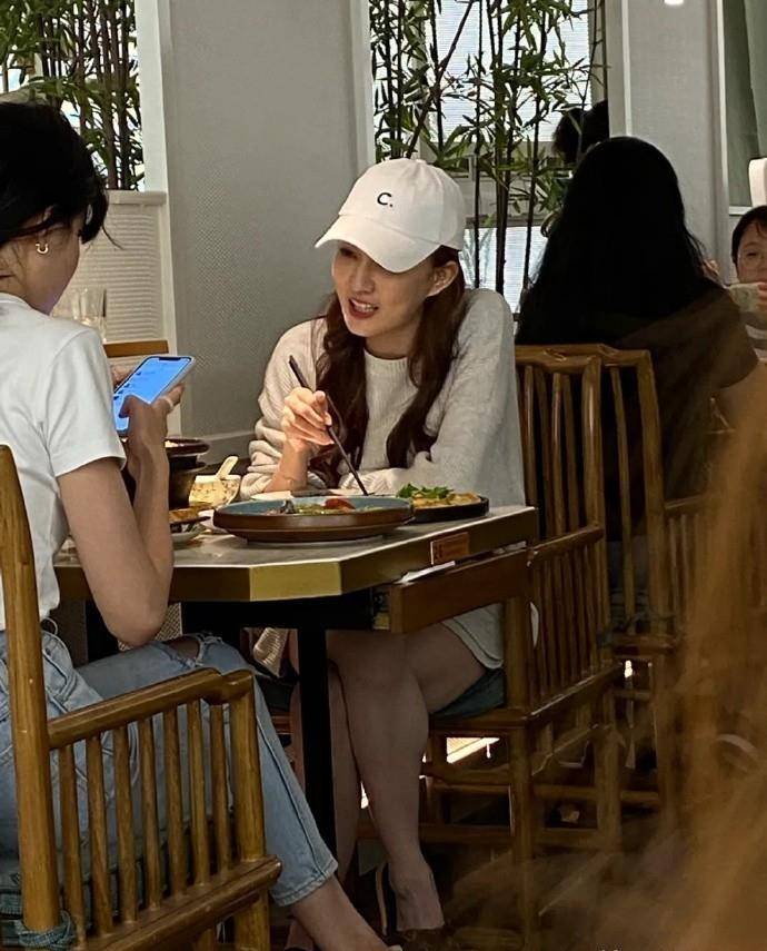 身材 徐璐聚餐被人偶遇,穿大码长袖玩失踪,粉丝镜头下嘴咬筷子好撩人