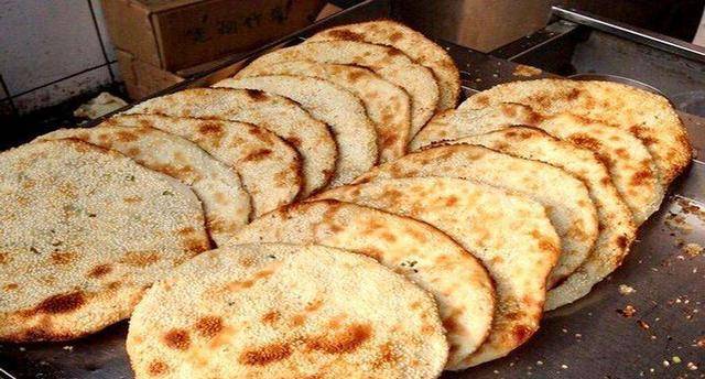 小孩|沈阳大妈开鸡架店做油饼用料实在,小孩早餐爱吃,家长:两块够吗