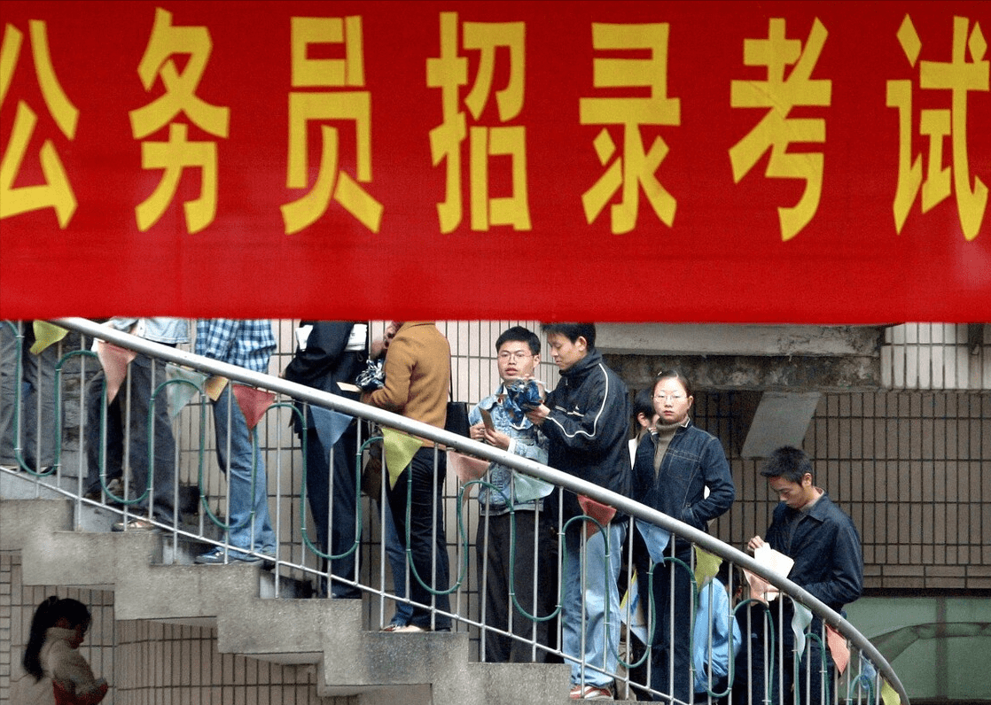 原创乡镇公务员将大量扩招招聘条件三不限专科生也能逆袭