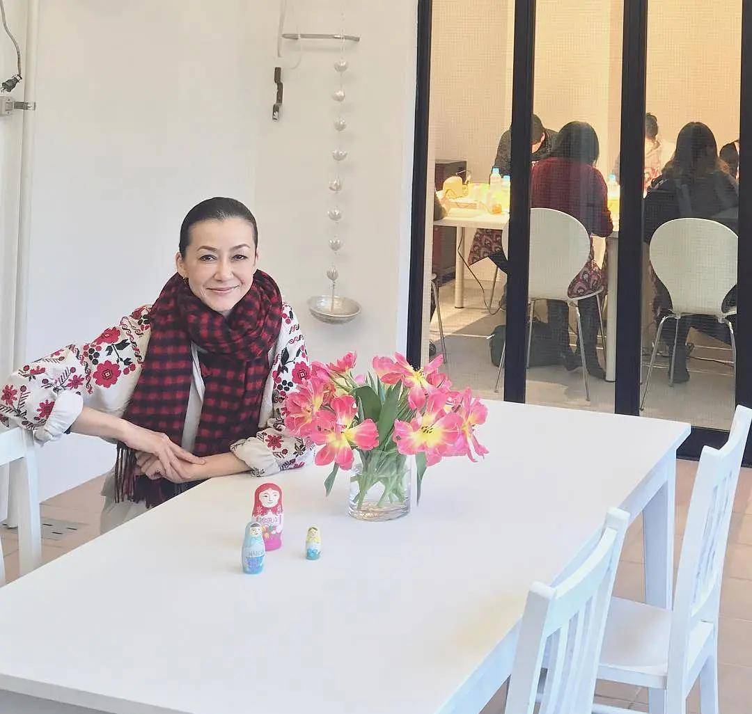 蓝色 女人过了60岁别穿得太花哨，这位日本大妈的搭配，简单时尚养眼