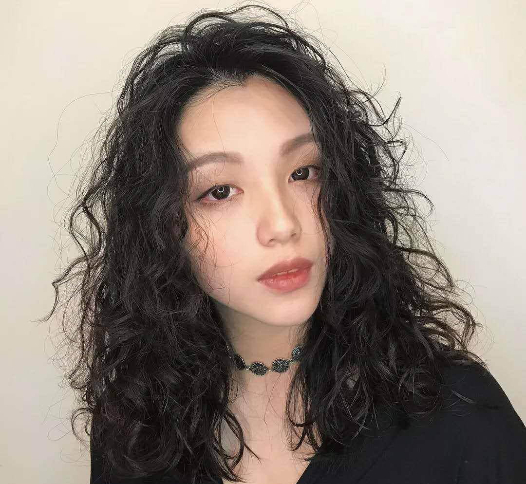 发型年前烫了羊毛卷，现在头发像枯草，拉直还是保养大家给个建议