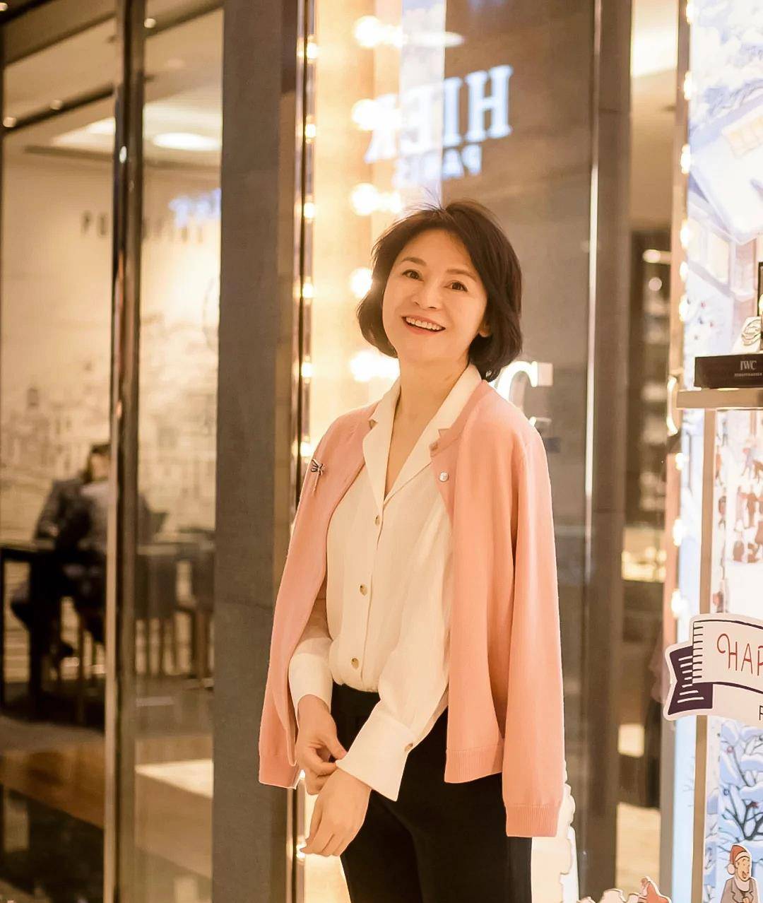 气质 这才是中年妈妈的穿衣典范！气质优雅大方又得体，照着穿准没错