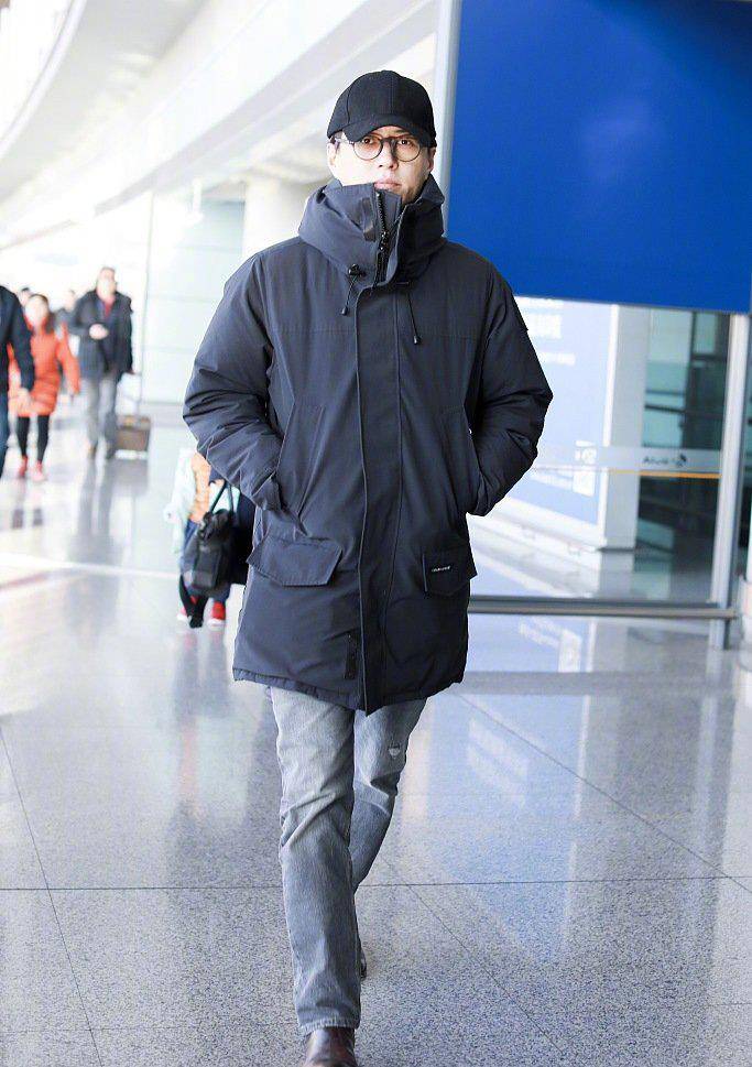 蓝色 老干部靳东认真过冬！棉服牛仔裤保暖有型，戴个眼镜更具高知气质