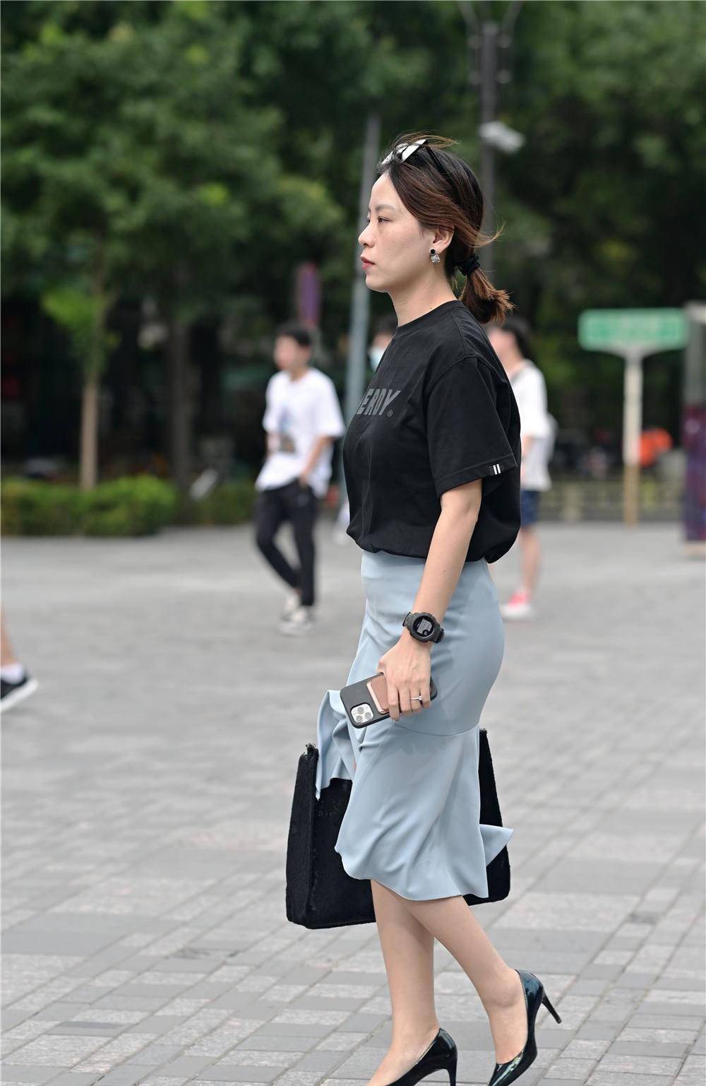 黑色 穿上尖头细跟鞋，是不是就会变得成熟大气，还非常优雅呢？