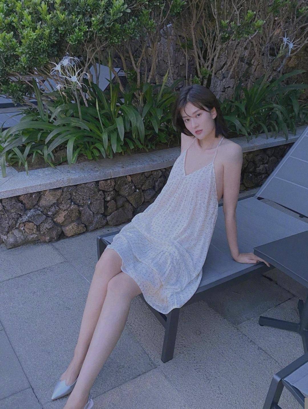 身材 我被乔欣的“括号臀”迷住了，穿紧身抹胸连衣裙，大胆秀出腰臀比