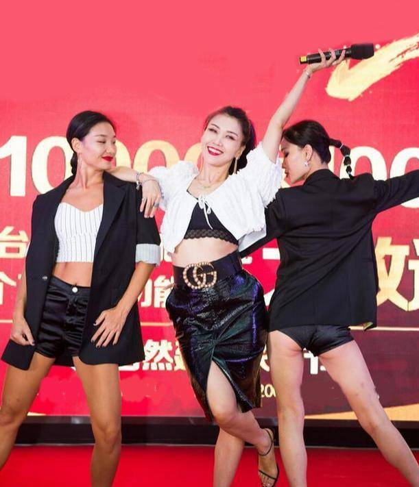 王蓉 王蓉的衣品真独特，穿泡泡袖配皮裙，上面少女，下面熟女