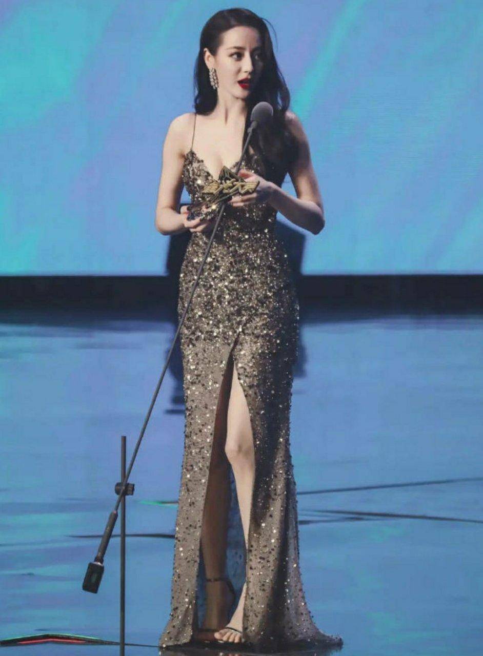 设计 热巴到底是杨幂旗下的艺人,穿紧身裙一样的风情万种,谁看不失神