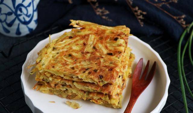 做法|土豆丝换种做法,简单4步做成懒人早餐,酥脆又好看