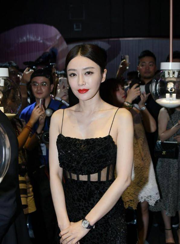 黑色 秦岚胆儿真大，穿吊带长裙仅靠两根细绳支撑，黑色豹纹尽显野性美