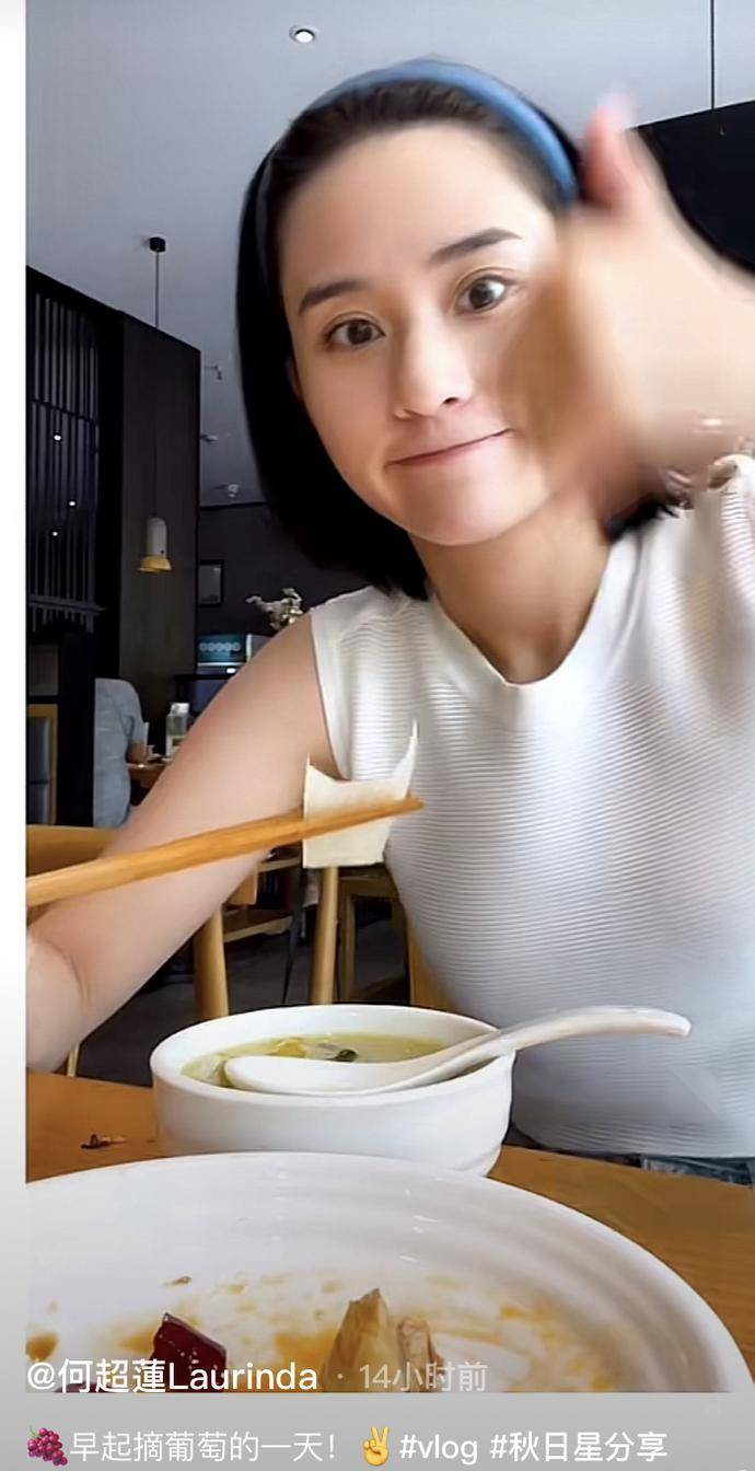 带着 何超莲与男友甜蜜约会,纯素颜怼脸拍,窦骁为其夹菜端汤太贴心