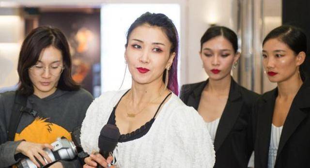 王蓉 王蓉的衣品真独特，穿泡泡袖配皮裙，上面少女，下面熟女
