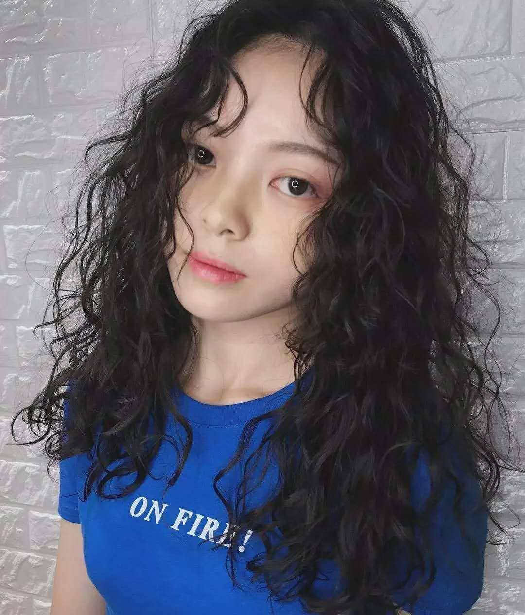 发型年前烫了羊毛卷，现在头发像枯草，拉直还是保养大家给个建议