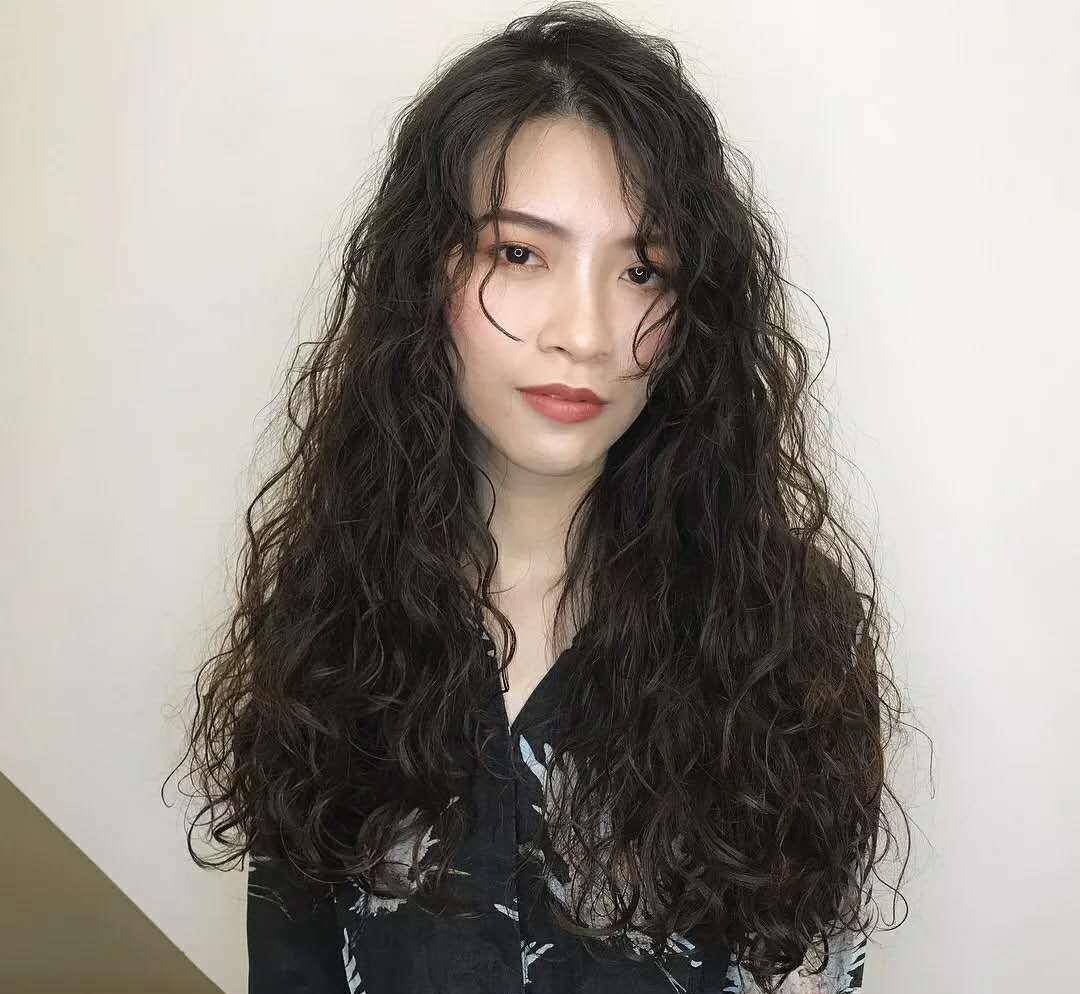发型年前烫了羊毛卷，现在头发像枯草，拉直还是保养大家给个建议