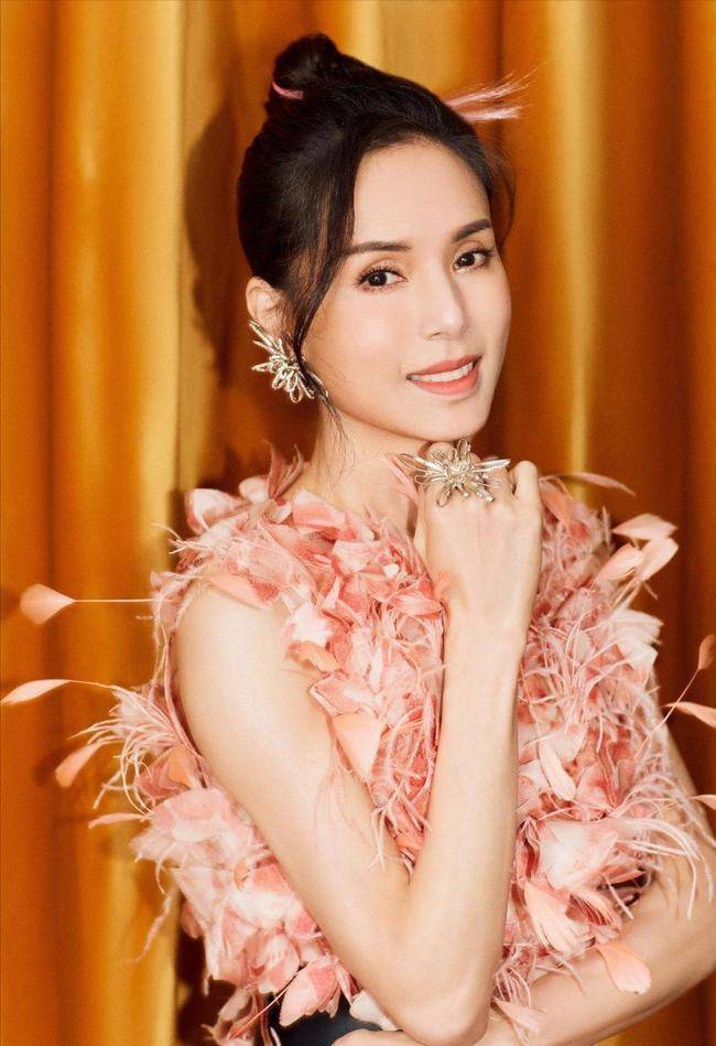 羽毛 赵雅芝、温碧霞、陈松伶、李若彤四世同框，同穿礼裙，各有风采