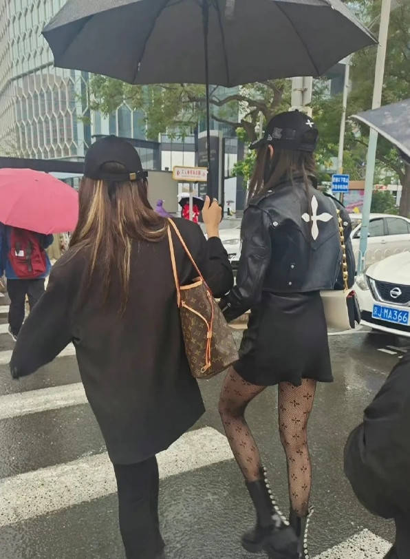 材质 关晓彤逛街买衣服，快1米73的身材穿皮衣真酷，就是丝袜有点土