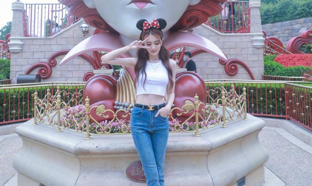 身材 徐璐聚餐被人偶遇,穿大码长袖玩失踪,粉丝镜头下嘴咬筷子好撩人