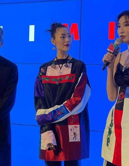 设计 意大利品牌跨界苗族设计,刘雯化身苗寨少女,国潮燃起来不得了
