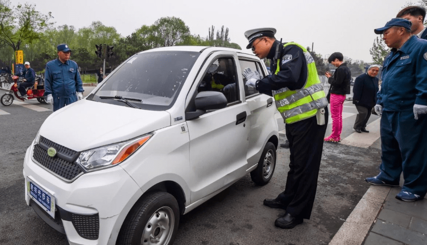 什么属于违规三四轮车 94f1172971a243dd81d47d3d69c59198.png