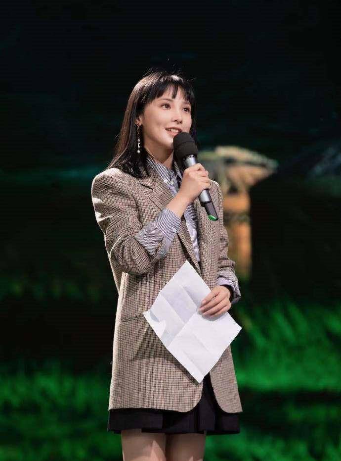 元素 阿娇胖到不敢认，走机场穿格纹西装藏不住圆鼓鼓肚子，但气场仍在