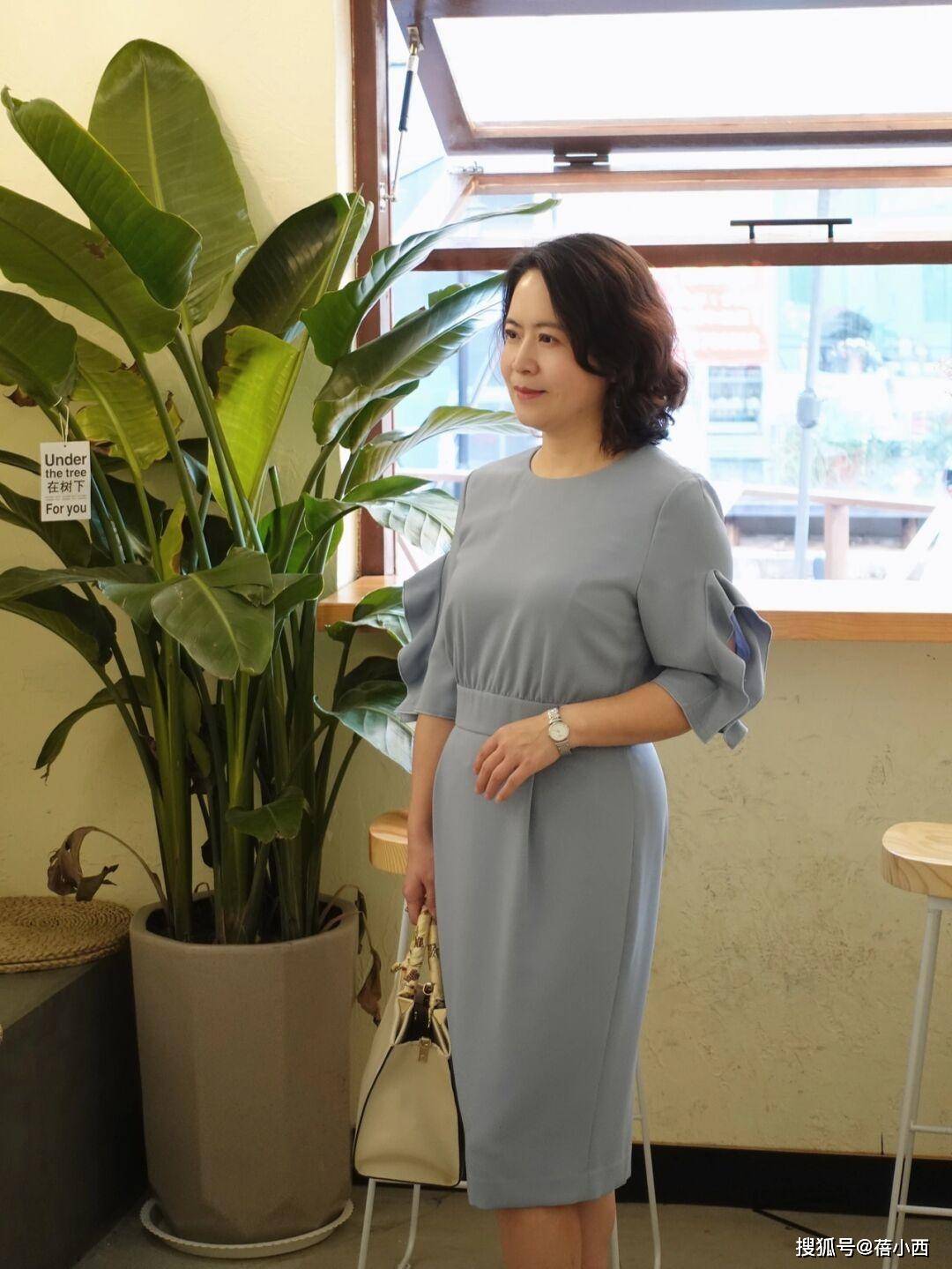 黑色 这才是50岁普通女性的穿衣典范，优雅高级显气质，岁月从不败美人